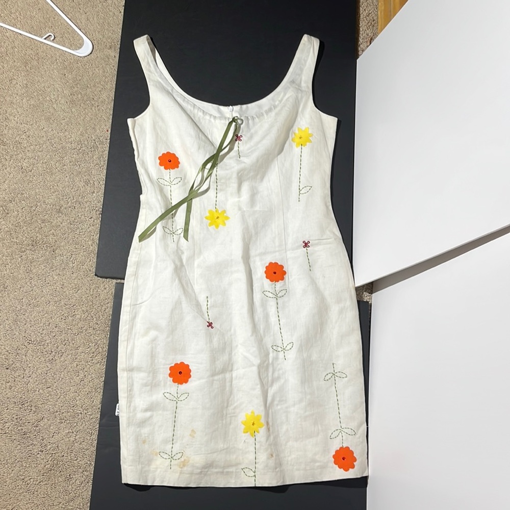 Laundry linen dress with embroidered flower details and green ribbon on bosom